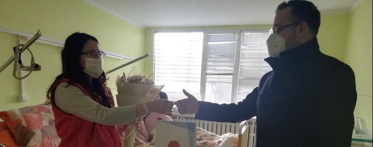 Кметът Йордан Йорданов дари първото бебе на Добрич за годината със златна монета