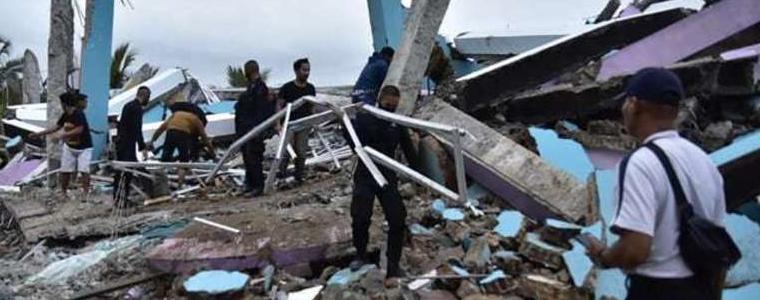 Мощно земетресение взе десетки жертви в Индонезия
