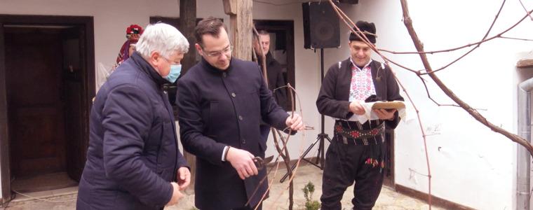 Кметът Йордан Йорданов заряза лозата в Етнографската къща (ВИДЕО)