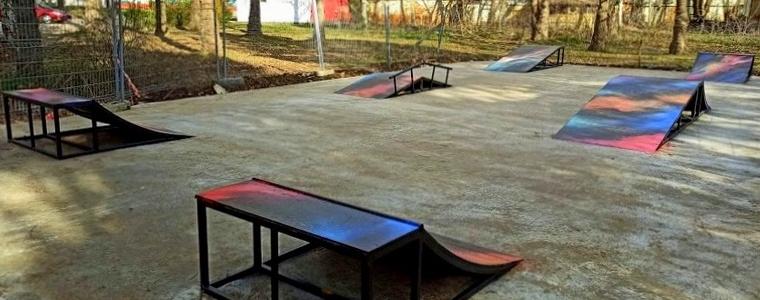 Площадка за скейтборд и ролери в градския парк на Генерал Тошево