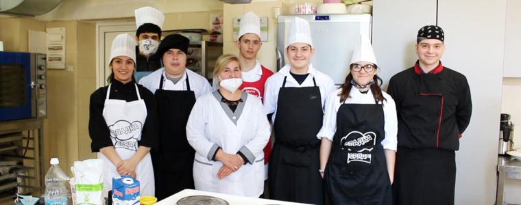 Сладка сряда: Празнично меню за чест и слава на гимназията по Туризъм в Добрич (ВИДЕО)