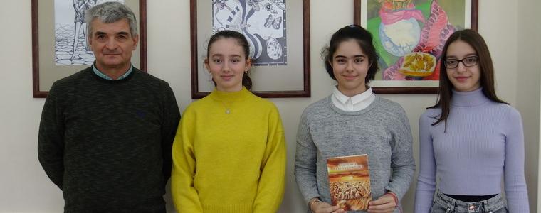 Ученици от СУ „Св. Климент Охридски“ събраха будителите на Добруджа в книга (ВИДЕО)