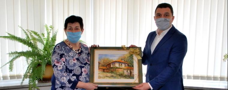 Кметът на Генерал Тошево поздрави и награди медицинския работник Люба Шопова 