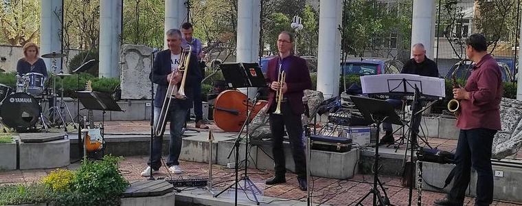 Концерт на джаз формацията „Добрич“ за Деня на джаза (ВИДЕО)