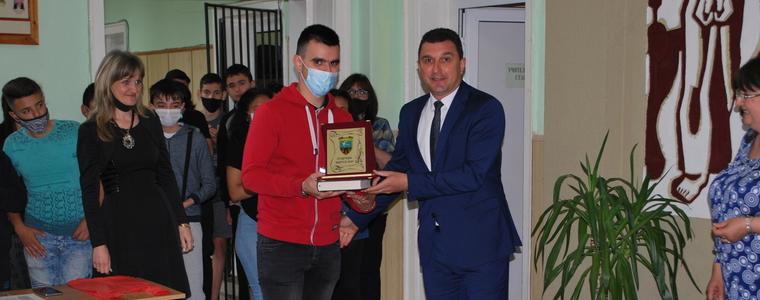 Кметът на Генерал Тошево връчи дипломите на зрелостниците на СУ „Никола Й. Вапцаров“ 