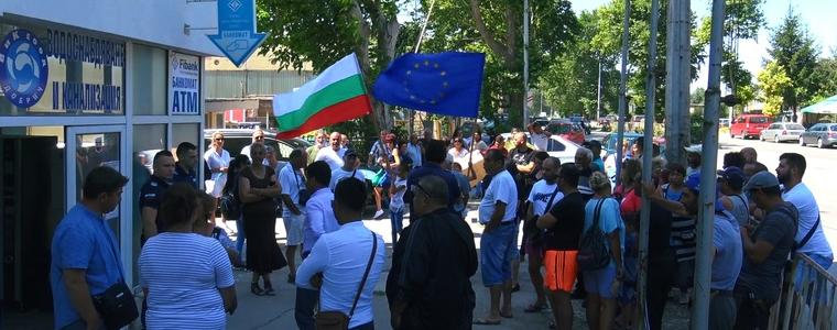 Стожерци пренесоха протеста пред ВиК-Добрич (ВИДЕО)