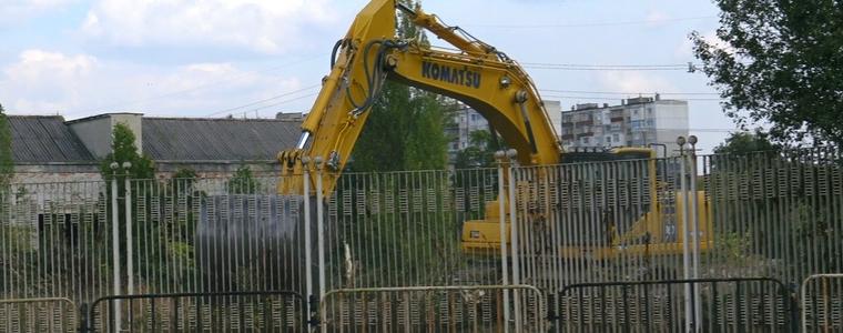 Разчистват терена около бившия обувен завод в Добрич (ВИДЕО)