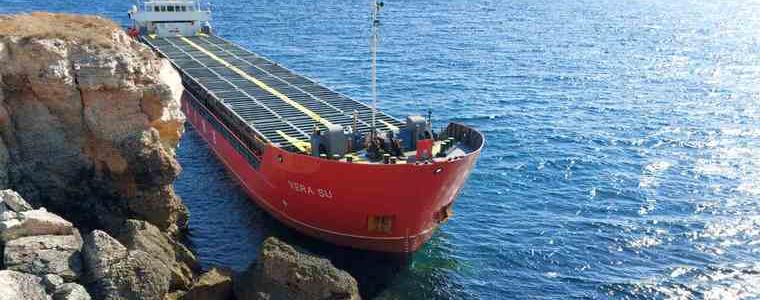 Товарен кораб е заседнал край Камен бряг, прокуратурата разследва причината
