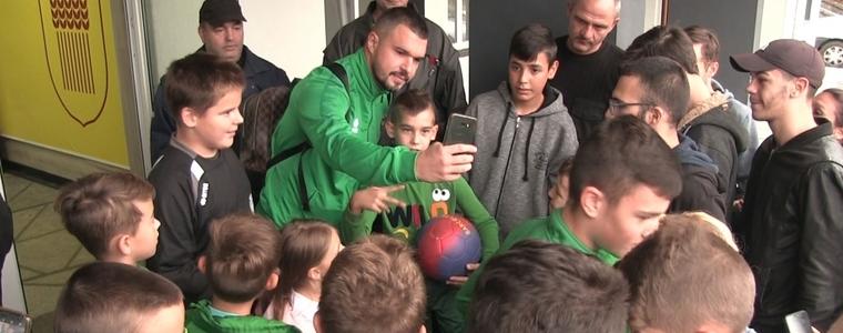 Валери Божинов поздравява децата в „Добруджа“ (ВИДЕО)