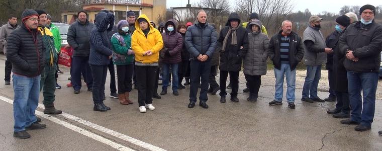 Владимирово излезе на протест заради липса на вода, директорът на ВиК предлага решение (ВИДЕО)