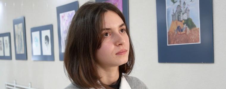 17-годишната Александрина Янкова събра своите копнежи в първата си изложба (ВИДЕО)