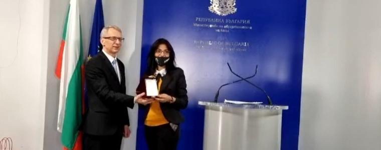 Образователният медиатор Мира Кирилова получи отличие от министър Денков