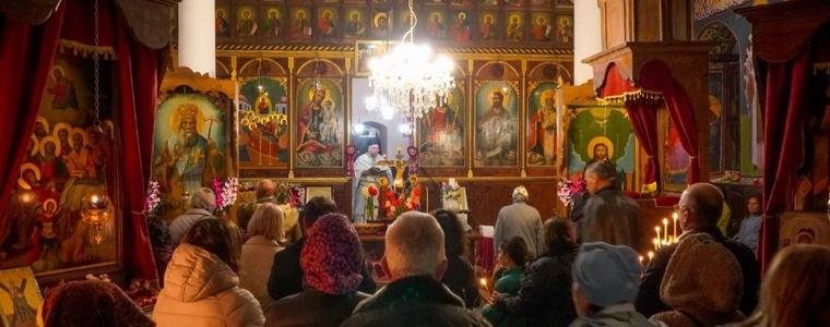 Българи, украинци и румънци, посрещнаха заедно в Благодатния огън в църквата в Оброчище