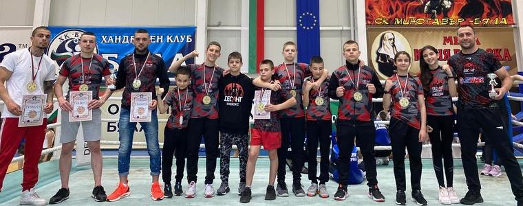 КИКБОКС: 11 медала и второ място сред отборите за „Десант“ - Добрич на турнира в Бяла
