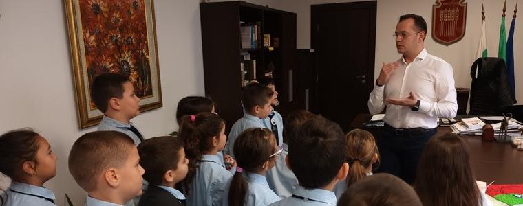 Деца от СУ „Любен Каравелов“ посетиха Кмета на Добрич
