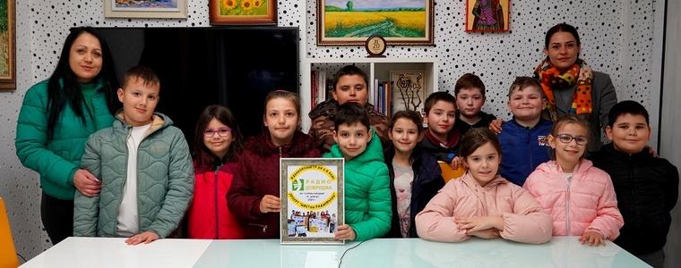 Децата от 2Б клас на ОУ „Стефан Караджа” гостуваха на медийна група „Добруджа”