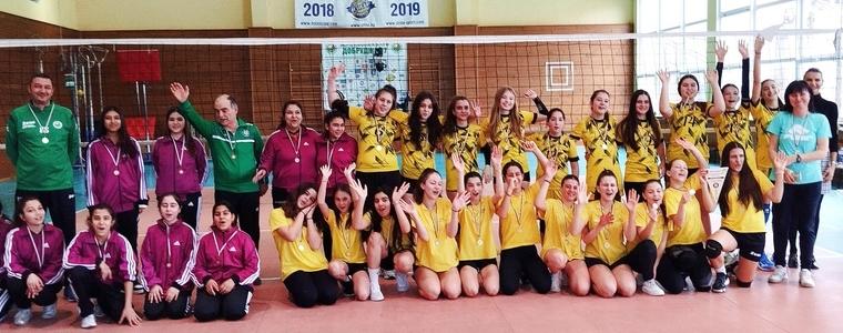 Момичетата на СУ "П. Р. Славейков" станаха първи на ученическите игри по волейбол 5-7 клас в Добрич