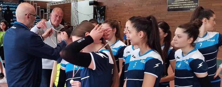 Отборът на ЕГ „Гео Милев“ спечели общинския етап на Ученическите игри по волейбол за девойки 8-10 клас