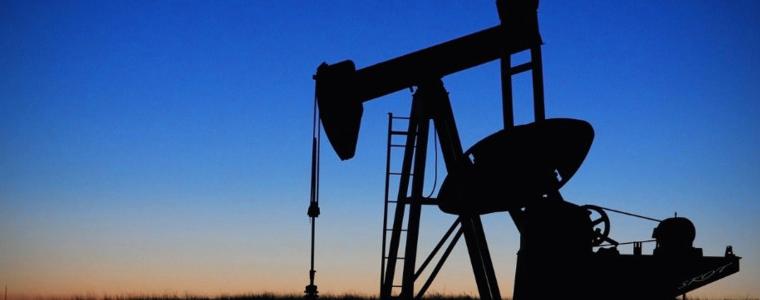Петролът отстъпва с над 1% от вчерашните 5-месечни ценови върхове