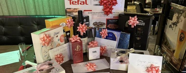 Пицария „Уно“ раздаде 20 награди за посетителите си на празника на жената (ВИДЕО)