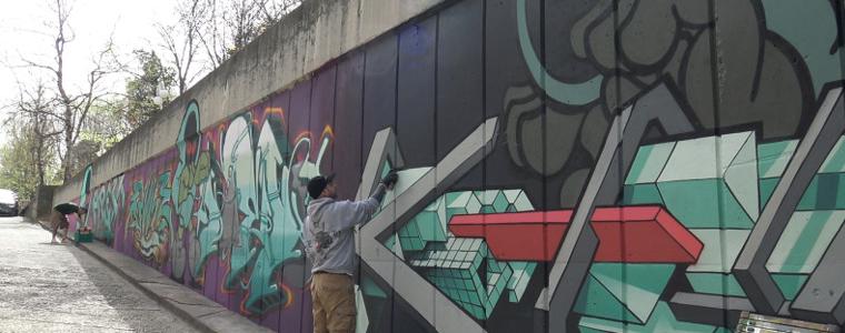 Графити артисти от страната изрисуваха стена в Добрич за рождения ден на Енчо Иванов (ВИДЕО)