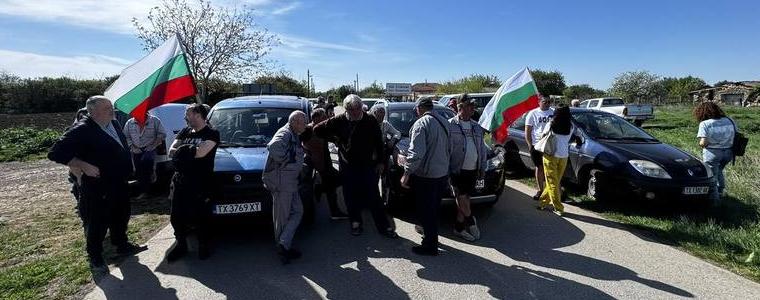 Жители на шабленски села излязоха на протест срещу лошото състояние на пътен участък