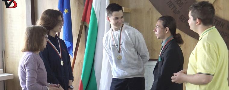 Медали и грамоти за ПМГ „Иван Вазов“ от конференцията на Съюза на математиците в България (ВИДЕО)