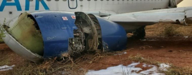Самолет със 73 пътници се запали при излитане от Сенегал