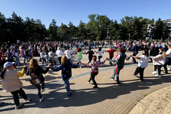 Любители на народните танци от няколко града се хванаха на второто „Хоро на мегдана“ в Добрич (СНИМКИ)