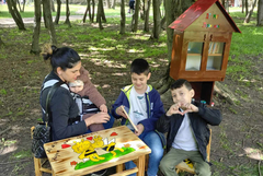 Малчуганите от ДГ „Първи юни” в Добрич подредиха библиотека под дърветата в ЦЗПЖ