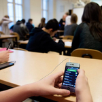 Гърция забрани мобилните телефони в гимназиите