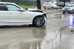 БМВ самокатастрофира по ул. "Васил Левски" в Добрич