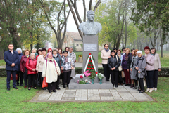Кметът на Генерал Тошево поднесе червена роза на учители и културни дейци за Деня на будителите (СНИМКИ)