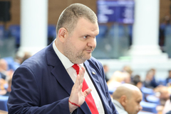 Пеевски с писмо до финансовия министър. Иска 110 лв. коледни добавки за пенсионерите