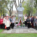 Кметът на Генерал Тошево поднесе червена роза на учители и културни дейци за Деня на будителите (СНИМКИ)