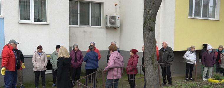 Мазета в блок 62 в „Балик“ под вода заради асфалт, запушил канализацията (ВИДЕО)