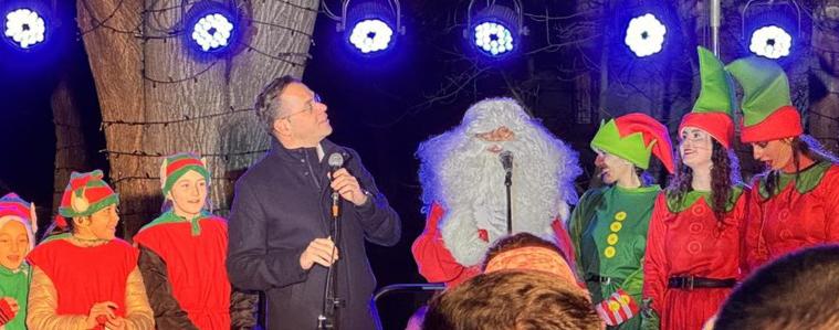 Официално грейна коледната елха в центъра на Добрич (ВИДЕО)