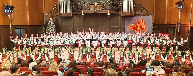 ПФТС „Добруджа“ подари коледно настроение на публиката в зала "Добрич" (СНИМКИ)