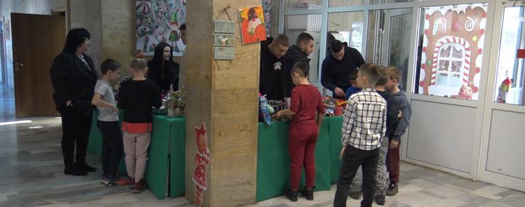 Празничен дух и коледни каузи на СУ „Св. св. Кирил и Методий“ в Добрич (ВИДЕО)