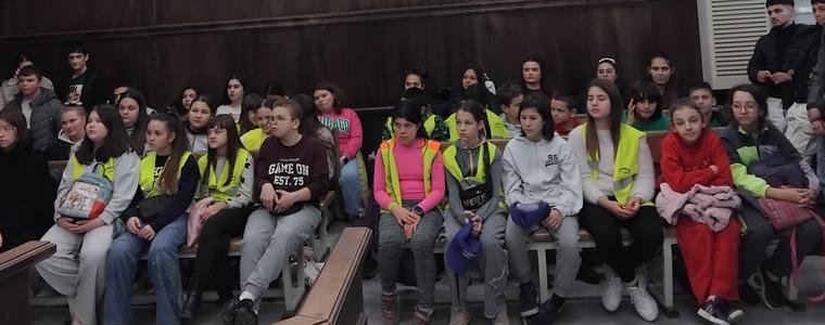 Ученици от две училища присъстваха на урок в Районен съд - Добрич