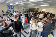 Магията на коледния дух превзе коридорите на ПМГ "Иван Вазов" днес (ВИДЕО)