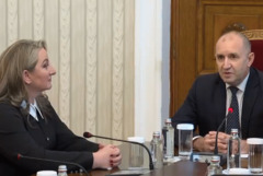 Сачева дойде сама на консултациите с Радев, той я контрира: Мъжете от ГЕРБ се крият зад жени