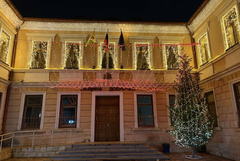 „Светещи завеси“ допълват коледната украса на сградата на Община Добричка