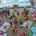 В Крушари наградиха децата, участвали в конкурса за коледна картичка, сурвакница и украса