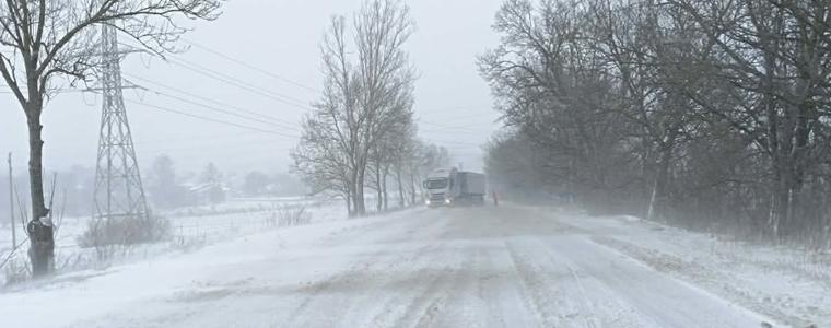 Изтеглят закъсалия тир на околовръстното край Рилци