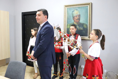 Сурвакари поздравиха общинското ръководство на Генерал Тошево в първия работен ден на 2026 година