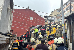 Две сгради рухнаха в Истанбул след експлозия