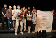 Ученици от ЧПГ „Райко Цончев“ поканиха класната си на бала в театралната зала (ВИДЕО)