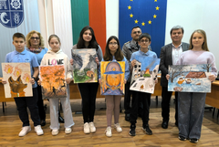 В Каварна наградиха общинските победители в конкурса за детска рисунка „С очите си видях бедата“