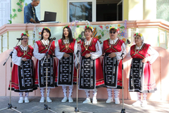 Песни, танци и настроение на събора „Славеи пеят в Пчеларово“